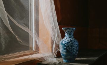动画风格插画场景，色彩明快的城市街景与人物剪影，画面充满动感