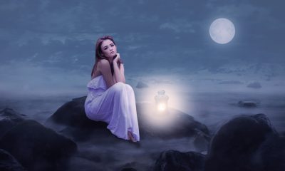 朋友的妈妈在线观看 客厅内几位家庭成员围坐交谈的剧情画面，午后自然光从窗户斜射进来，气氛安静克制
